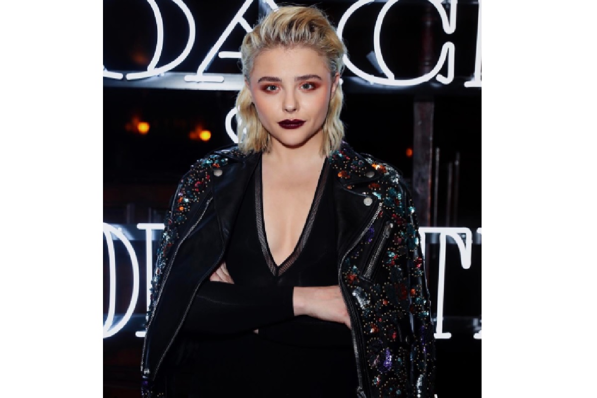 Eles fazem com que tu duvides de ti”. Chloe Grace Moretz revela que  ponderou colocar silicone