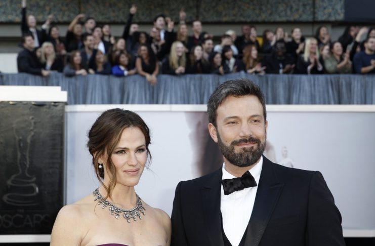Argo director Ben Affleck poses with wife Jennifer Gardner arrive at the 85th Academy Awards in Hollywood