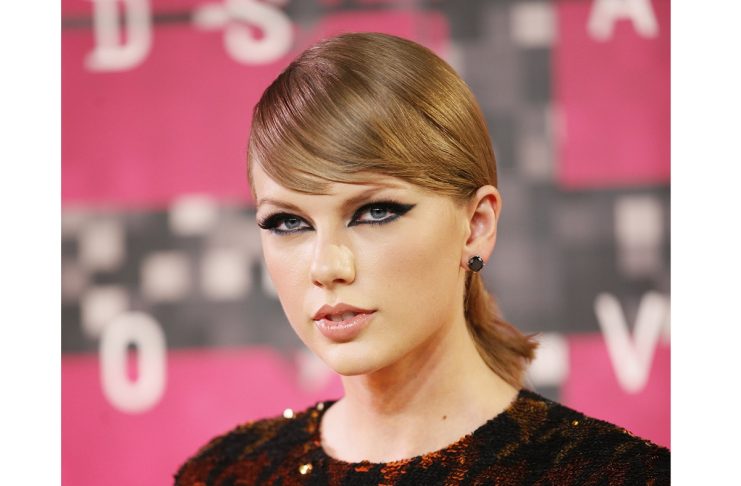 Taylor Swift arrives at the 2015 MTV Video Music Awards in Los Angeles