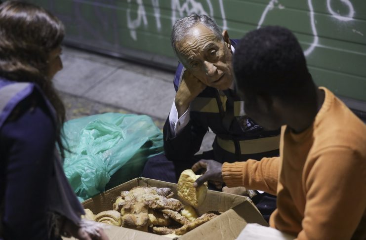 Marcelo Rebelo de Sousa com pessoas sem-abrigo