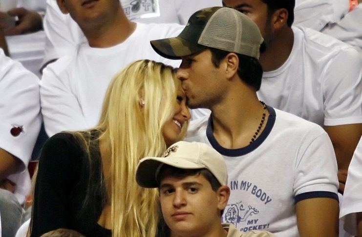 Anna Kournikova gets a kiss from Enrique Iglesias during NBA basketball playoff series in Miami