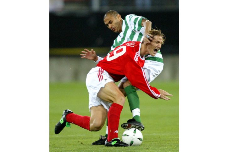 LA LOUVIERE’S ARTS DUELS FOR THE BALL WITH BENFICA’S FEHER IN UEFA CUP
MATCH IN CHARLEROI.