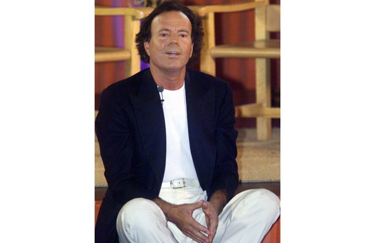 SPAINISH SINGER JULIO IGLESIAS AT A PRESS C0NFERENCE IN MEXICO CITY.