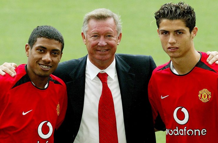 KLEBERSON AND RONALDO STAND WITH MANCHESTER UNITED MANAGER FERGUSON AT
OLD TRAFFORD.