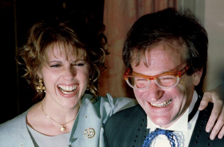 Actress Pam Dawber (L) shares a laugh with actor Robin Williams as they pose for photographers befor..