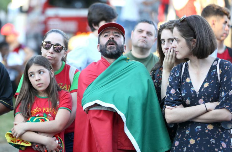Futebol: Adeptos assistem ao jogo Portugal-Espanha