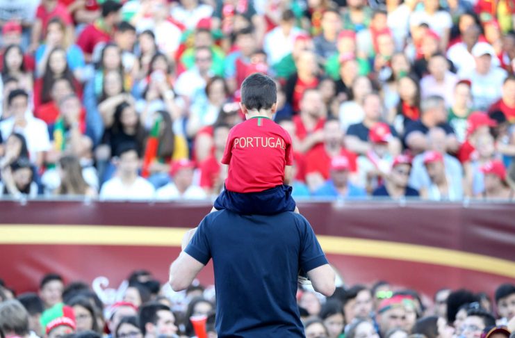 Futebol: Adeptos assistem ao jogo Portugal-Espanha