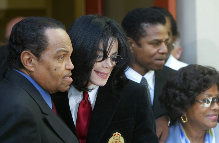 MICHAEL JACKSON SPEAKS TO REPORTERS AFTER ARRAIGNMENT.