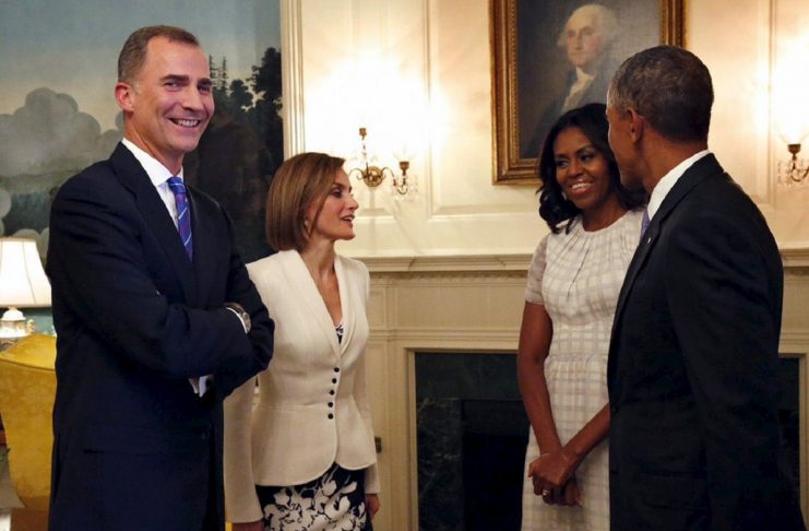Spain’s Queen Letizia, U.S. First Lady Obama, Spain’s King Felipe and U.S. President Obama chat during a visit to the White House