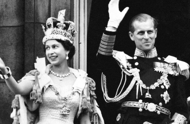 the_king_and_queen_waving_hand