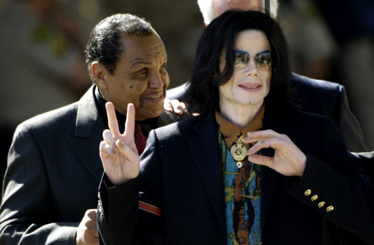 Michael Jackson waves on departure form courthouse.