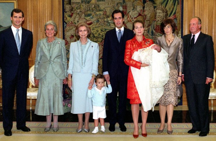 SPAIN’S INFANTA ELENA POSES WITH NEWBORN DAUGHTER AND RELATIVES.