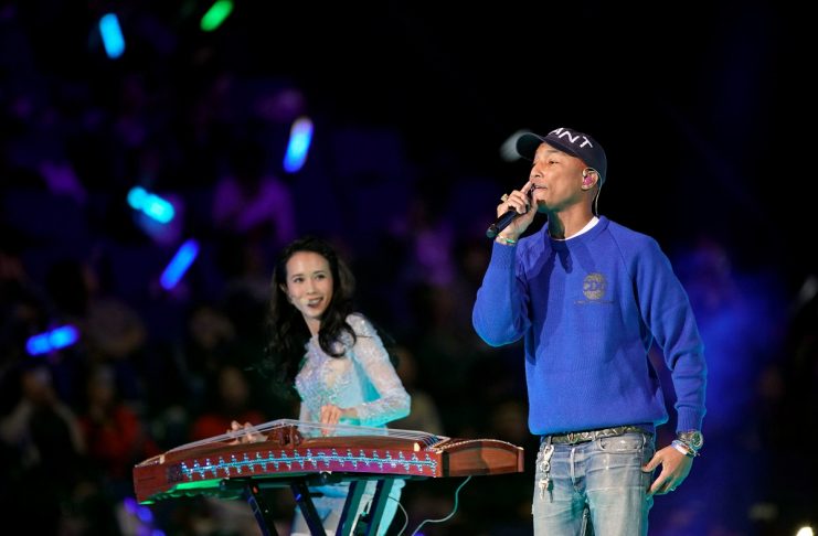 U.S. singer Pharrell Williams and Hong Kong singer Karen Mok perform during Alibaba Group’s 11.11 Singles’ Day global shopping festival in Shanghai