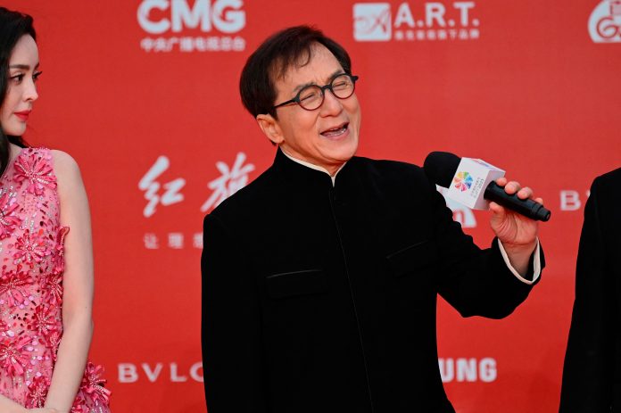 Jackie Chan esclarece polémica em torno de fotografia